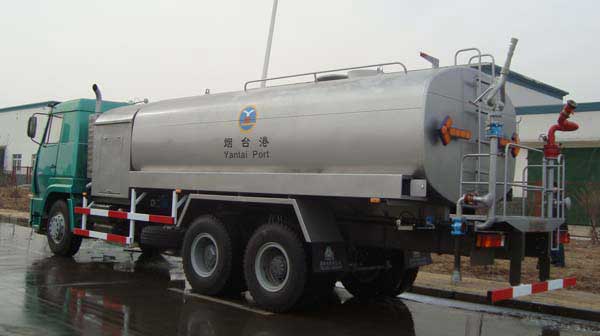 中國重汽集團濟南專用車有限公司生產(chǎn)的多功能消防灑水車