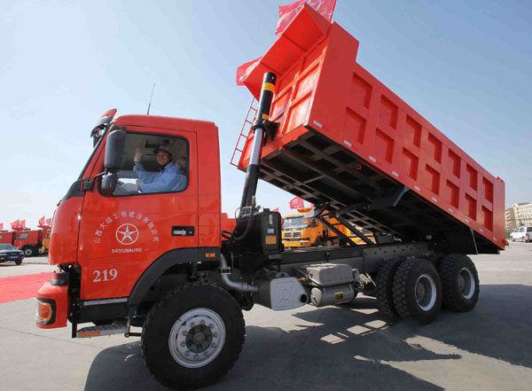 大運(yùn)自卸車批量交付給朔州煤礦工程項(xiàng)目部
