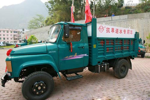 東蘭縣購置送水專用車為受旱村民免費(fèi)送水