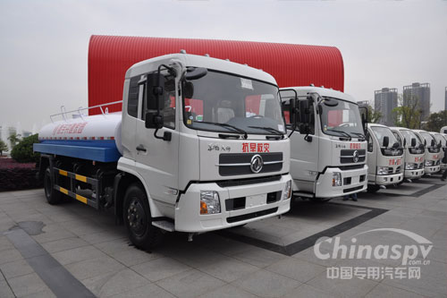 東風(fēng)汽車(chē)向旱區(qū)捐贈(zèng)10輛運(yùn)水車(chē)