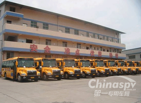 現(xiàn)役服務(wù)的金旅校車