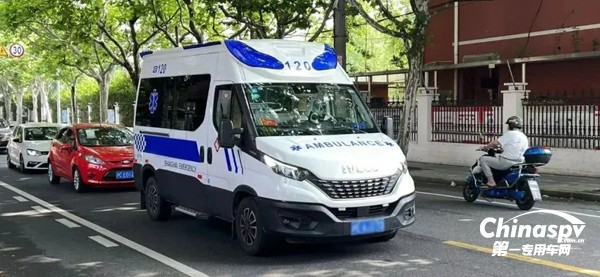 依維柯DAILY底盤改裝的救護(hù)車