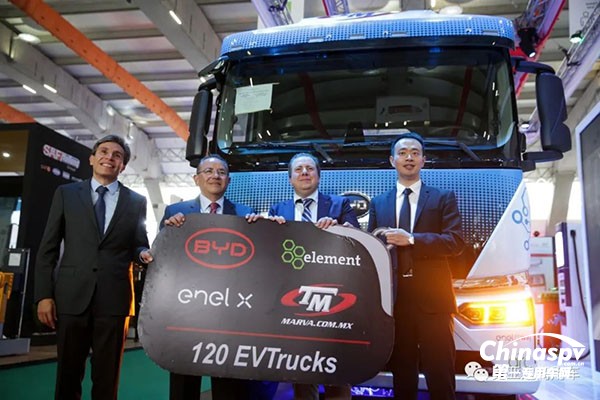 拉美首批比亞迪純電動(dòng)半掛牽引車交付現(xiàn)場