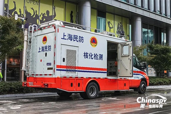 　　車頂?shù)木療舨捎米簏S右紅的布置，是國(guó)內(nèi)比較常見的款式