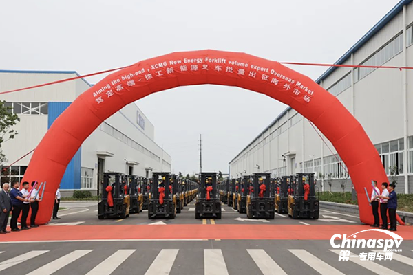 百臺(tái)齊發(fā)！徐工鯤鵬電動(dòng)叉車啟航海外