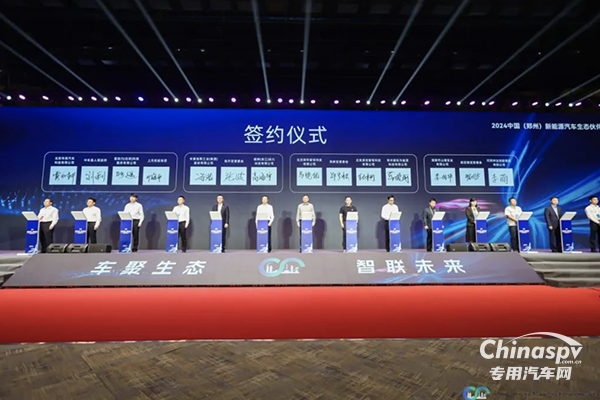 直擊鄭州新能源汽車生態(tài)伙伴大會(huì) 宇通環(huán)衛(wèi)自動(dòng)駕駛洗掃車實(shí)力“吸睛”！