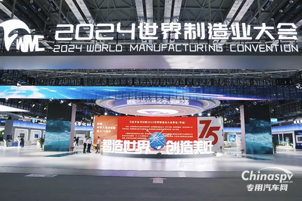 勁旅環(huán)境無人駕駛純電動掃路機(jī)亮相世界制造業(yè)大會