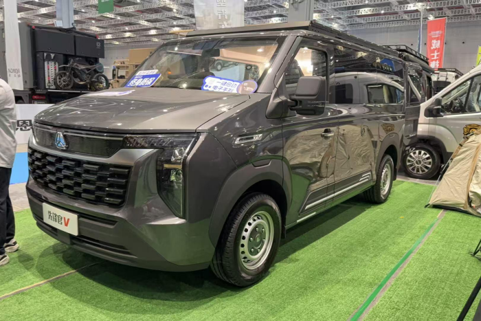 多品類(lèi)強(qiáng)勢(shì)出擊！中國(guó)重汽輕型汽車(chē)首登上海國(guó)際房車(chē)展