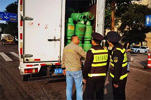 重慶查獲一廂式貨車裝載240罐廢舊液化氣罐