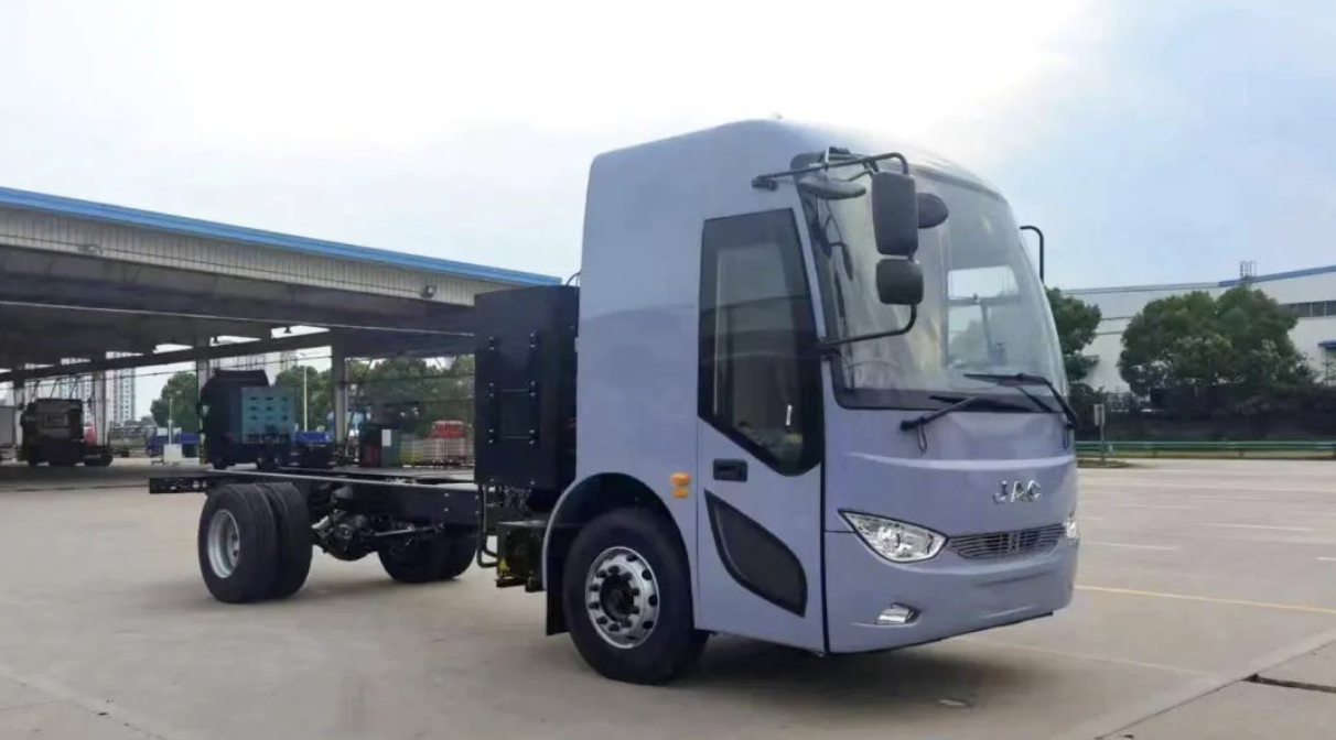 智啟未來!江淮純電動18T洗掃車閃亮登場!