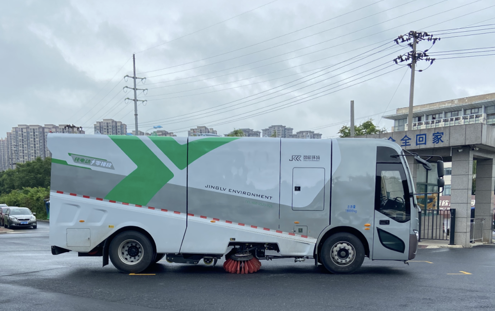 智啟未來!江淮純電動18T洗掃車閃亮登場!