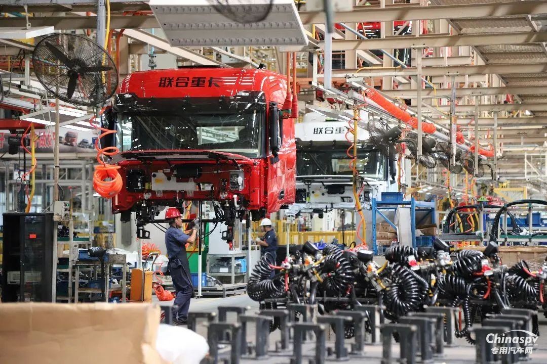 2024年8月15日，在蕪湖市發(fā)改委、市交通運(yùn)輸局、市運(yùn)管中心等部門的鼎力支持下，一場旨在促進(jìn)地方經(jīng)濟(jì)繁榮、深化制造與運(yùn)輸企業(yè)合作的交流會(huì)在聯(lián)合重卡舉行。