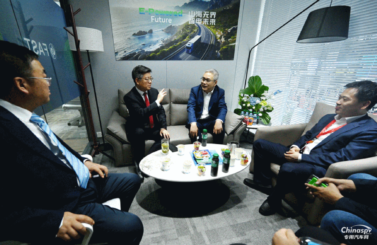法士特董事長(zhǎng)馬旭耀在上海車(chē)展會(huì)見(jiàn)國(guó)內(nèi)外客商
