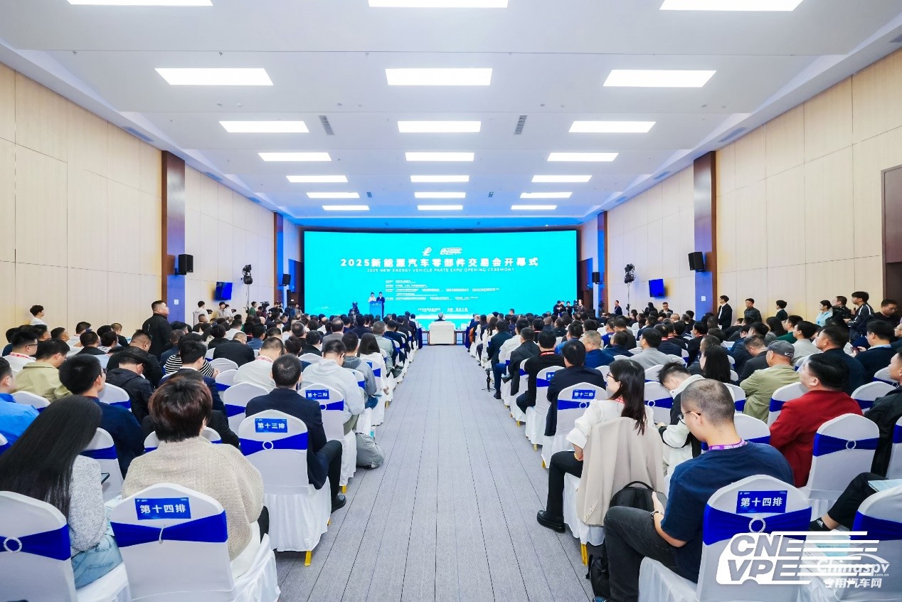 共繪產(chǎn)業(yè)新藍圖！東風(fēng)商用車再度亮相十堰新能源汽車零部件交易會