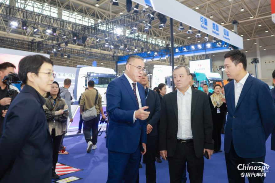 更智能、更綠色!東風(fēng)龍擎實力亮相2025中國國際商用車展