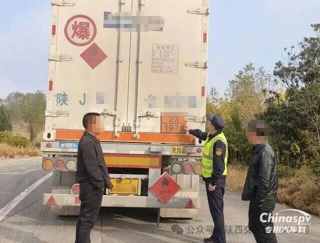 成都查獲一故意撕毀危險品運輸標志、違規(guī)運輸天然氣貨車