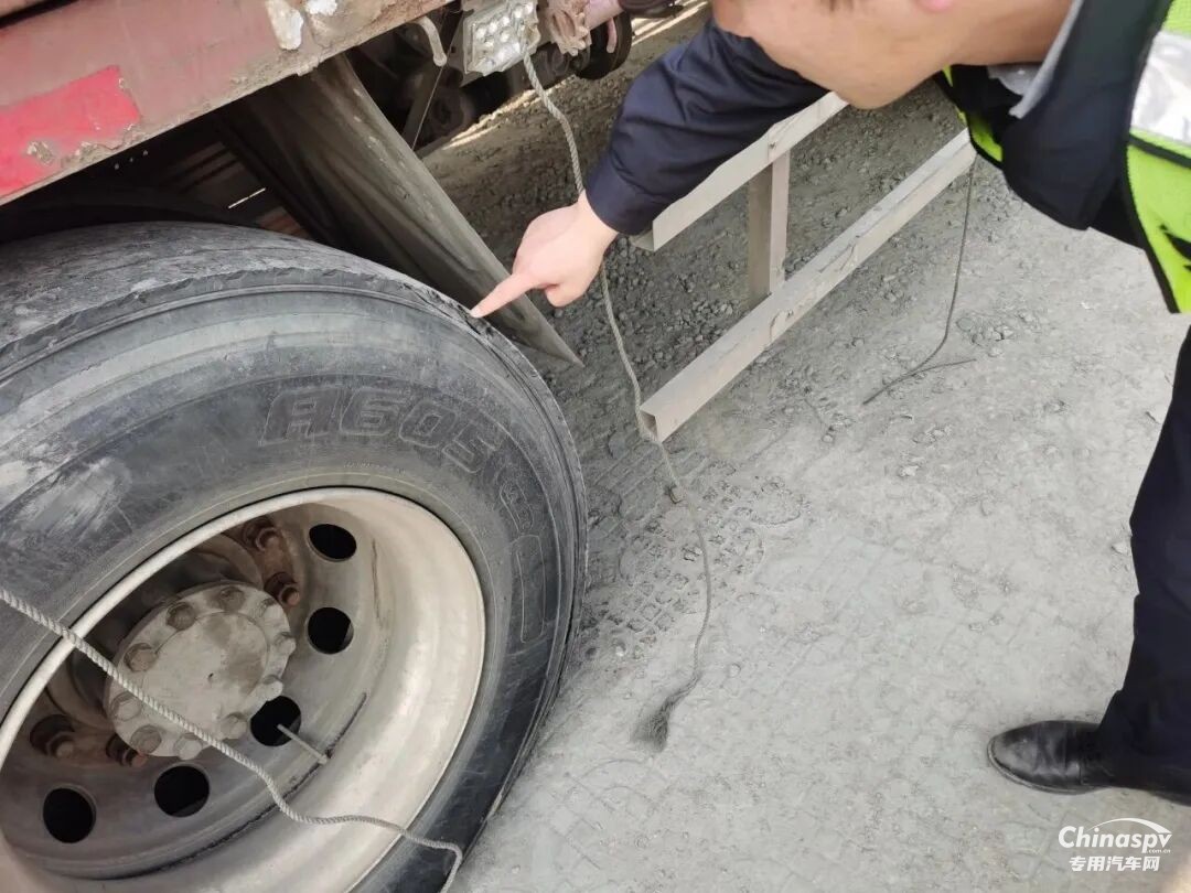 成都查獲一無證運(yùn)20噸危險(xiǎn)品+超限+報(bào)廢輪胎上路貨車