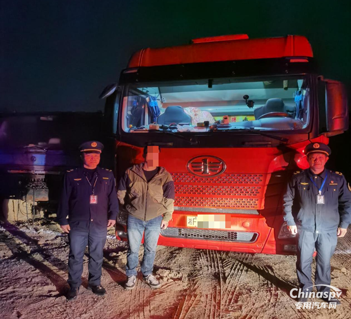 2025年12月8日晚，岳陽市交通運輸綜合行政執(zhí)法支隊云溪大隊根據(jù)群眾舉報線索，在G107勝利小區(qū)路段開展夜間突擊執(zhí)法，成功查獲一輛非法運輸煙花爆竹的普通廂式貨車。