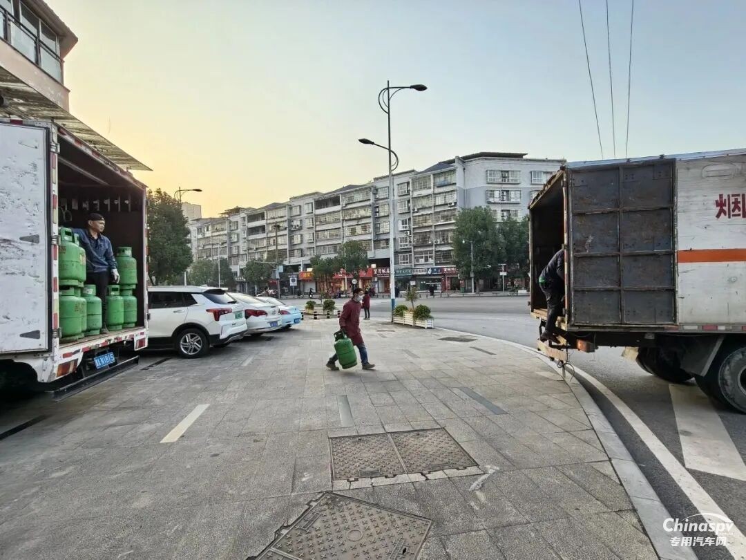 重慶查獲一廂式貨車裝載240罐廢舊液化氣罐