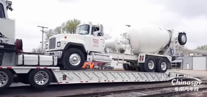 美國(guó)公鐵兩用低平板半掛車