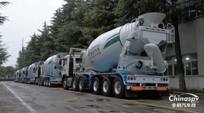 好雨知時節(jié) 凌宇半掛攪拌車批量交付客戶