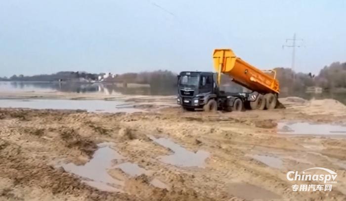 今日國外專用車推薦-德國的獨具特色的越野自卸半掛車