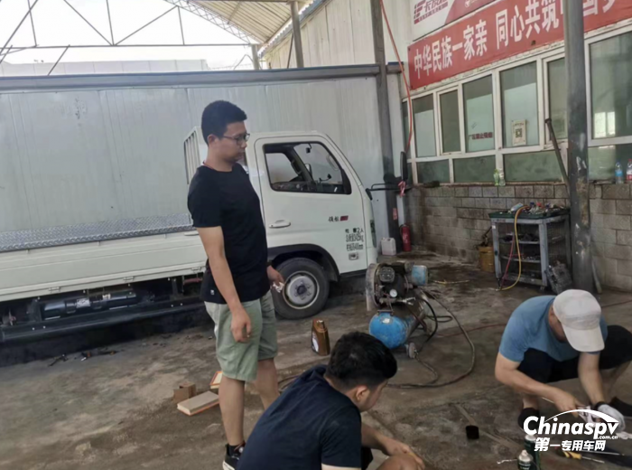 高“烤”中的“車大夫” 領(lǐng)航服務(wù)暖人心